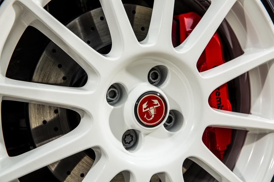 Колеса Abarth 595 esseesse 2019 года  (UK) (фото 2 из 15)
